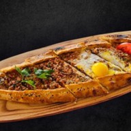 Пидэ с фаршем и яйцом Фото