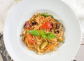 Спагетти с овощами и домашним песто - Фото