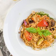 Спагетти с овощами и домашним песто Фото
