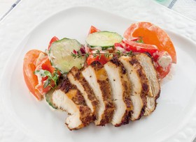 Салат с курицей-гриль и овощами - Фото