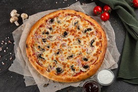 Ветчина и грибы пицца - Фото