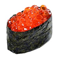 Гункан с икрой лосося Фото