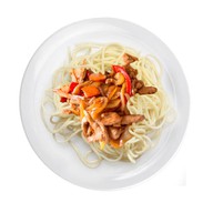 Яичная лапша с овощами и курицей Фото