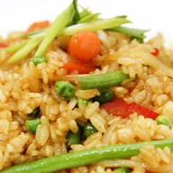 Азиатский рис с карри и овощами Фото