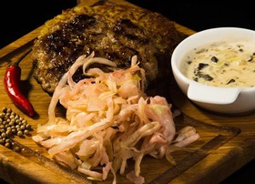 Бифштекс свиной на картофельном дранике - Фото
