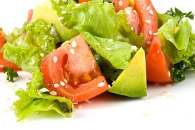 Салат из помидоров и авокадо с маслом - Фото