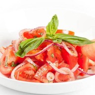 Салат из томатов с красным луком Фото
