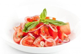 Салат из томатов с красным луком - Фото