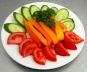 Овощное ассорти со свежей зеленью - Фото