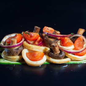 Теплый салат с кальмарами и грибами - Фото