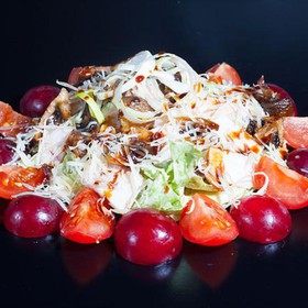 Салат с курицей и виноградом - Фото