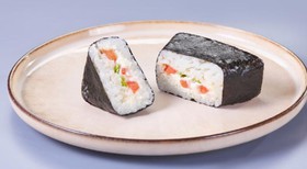 Онигири с беконом и томатом - Фото