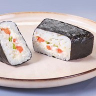 Онигири с беконом и томатом Фото