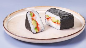 Онигири сочная креветка с авокадо - Фото