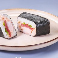 Онигири с тунцом, креветкой и луком Фото