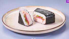 Онигири с тунцом, креветкой и луком - Фото