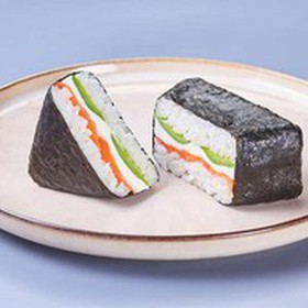 Онигири с лососем - Фото