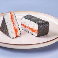 Онигири с крабом Фото