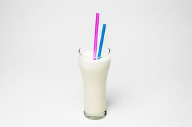 Клубничный молочный коктейль - Фото