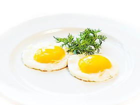 Глазунья из двух яиц (ланч) - Фото