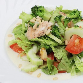 Салат с цукини, куриной грудкой, овощами - Фото