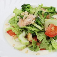 Салат с цукини, куриной грудкой, овощами Фото
