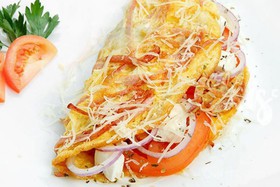 Омлет с сыром, помидорами и ветчиной - Фото