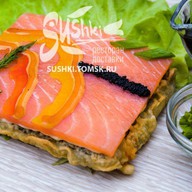 Суши-пицца с копченым лососем Фото