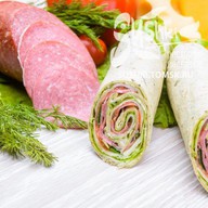 Сендвич-ролл с салями Фото