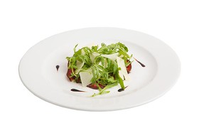 Карпаччо из говядины с салатом - Фото