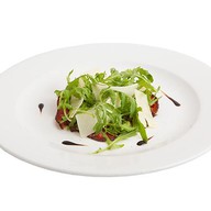 Карпаччо из говядины с салатом Фото