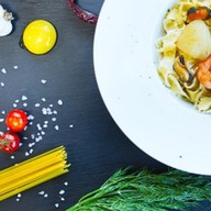 С морепродуктами со сливочным соусом Фото