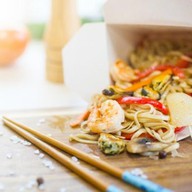 Вок с морепродуктами Фото
