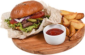 Чизбургер из говядины с картофелем фри - Фото