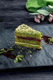 Фисташковый торт с малиной - Фото