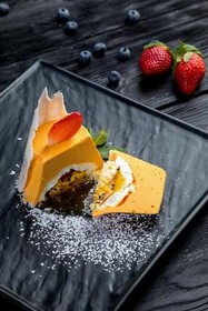 Тропическое пирожное с манго и маракуйей - Фото