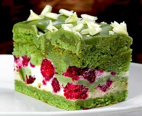Фисташковый торт с малиной - Фото