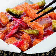 Черная яичная лапша и лосось терияки Фото