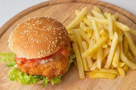 Чикенбургер с картофелем фри - Фото