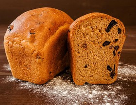 Хлеб с черносливом и изюмом - Фото