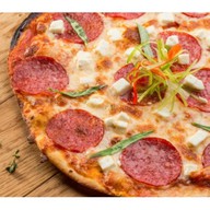Пицца с копченостями и брынзой Фото