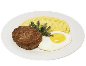 Бифштекс с яйцом и картофельным пюре - Фото