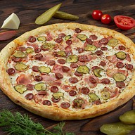 Пицца с охотничьими колбасками и беконом Фото
