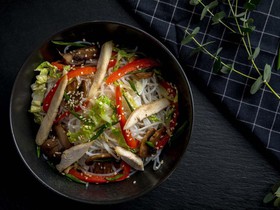 Лапша фунчоза с цыпленком и овощами - Фото