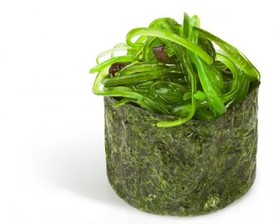 Гункан с салатом чука - Фото