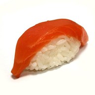 Суши с копченным  лососем Фото