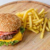 Чизбургер с картофелем фри Фото