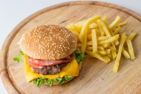 Чизбургер с картофелем фри - Фото