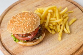 Гамбургер с говядиной и картофелем фри - Фото