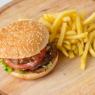 Гамбургер с говядиной и картофелем фри Фото